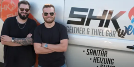 Felix Thiel und Fabian Geitner am SHKwerk-Firmenwagen
